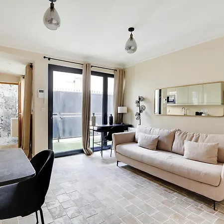 Pick A Flat's In Montmartre - Rue Lepic