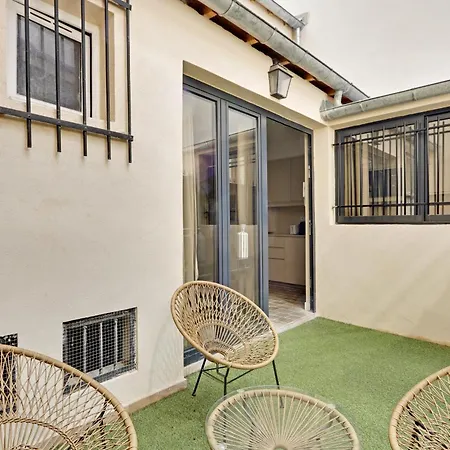 Pick A Flat's In Monrmartre - Rue Lepic