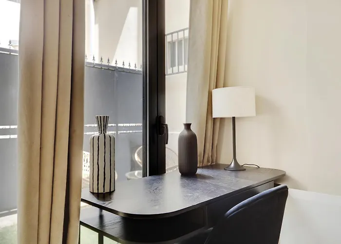 Pick A Flat's In Monrmartre - Rue Lepic