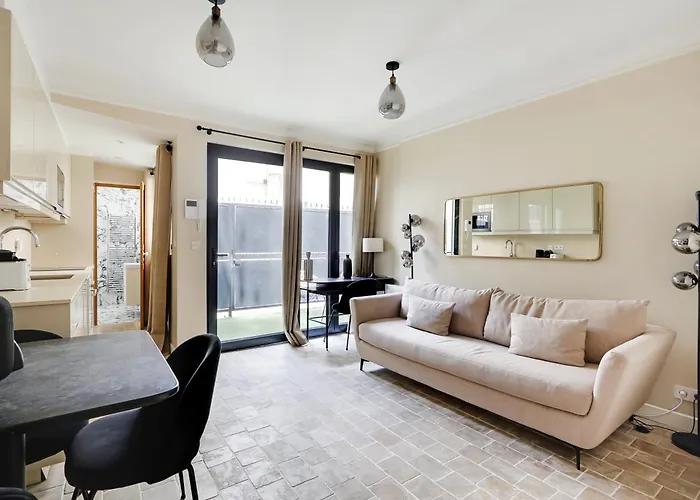 Pick A Flat's In Monrmartre - Rue Lepic