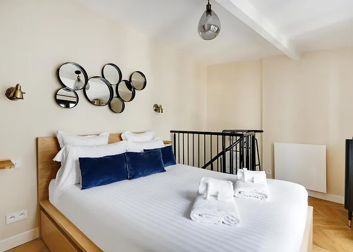 Pick A Flat's In Monrmartre - Rue Lepic *