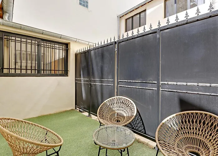 Pick A Flat's In Monrmartre - Rue Lepic