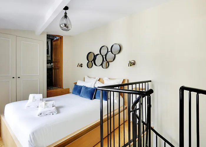 Pick A Flat's In Monrmartre - Rue Lepic * باريس