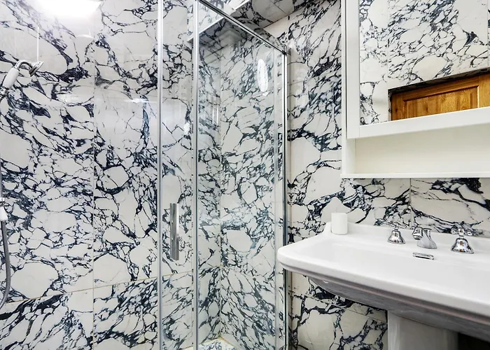 Pick A Flat's In Monrmartre - Rue Lepic