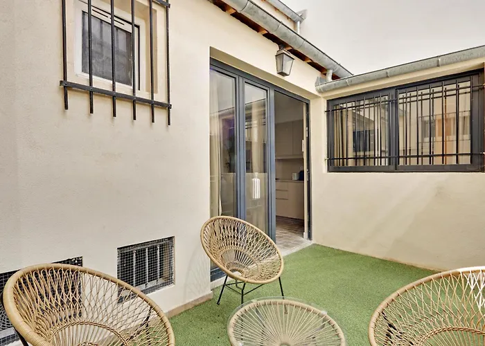 Pick A Flat's In Monrmartre - Rue Lepic